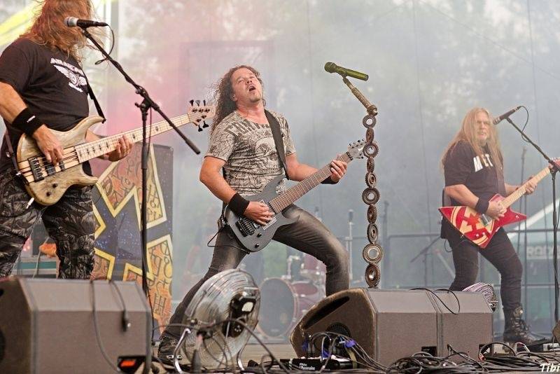 Keltská noc v Harrachově: Na doskočišti skokanského můstku řádili Arakain i Tři sestry