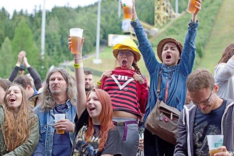 Keltská noc v Harrachově: Na doskočišti skokanského můstku řádili Arakain i Tři sestry