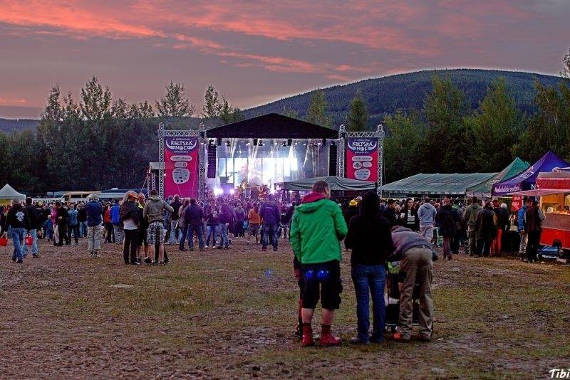 Keltská noc v Harrachově: Na doskočišti skokanského můstku řádili Arakain i Tři sestry