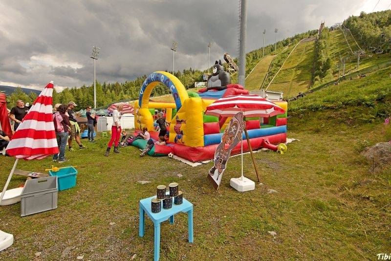 Keltská noc v Harrachově: Na doskočišti skokanského můstku řádili Arakain i Tři sestry