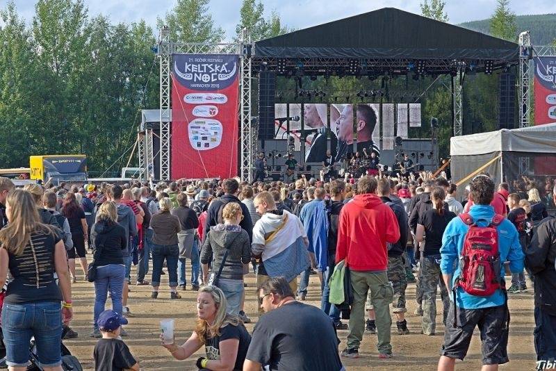 Keltská noc v Harrachově: Na doskočišti skokanského můstku řádili Arakain i Tři sestry