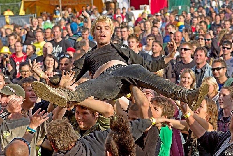 Keltská noc v Harrachově: Na doskočišti skokanského můstku řádili Arakain i Tři sestry