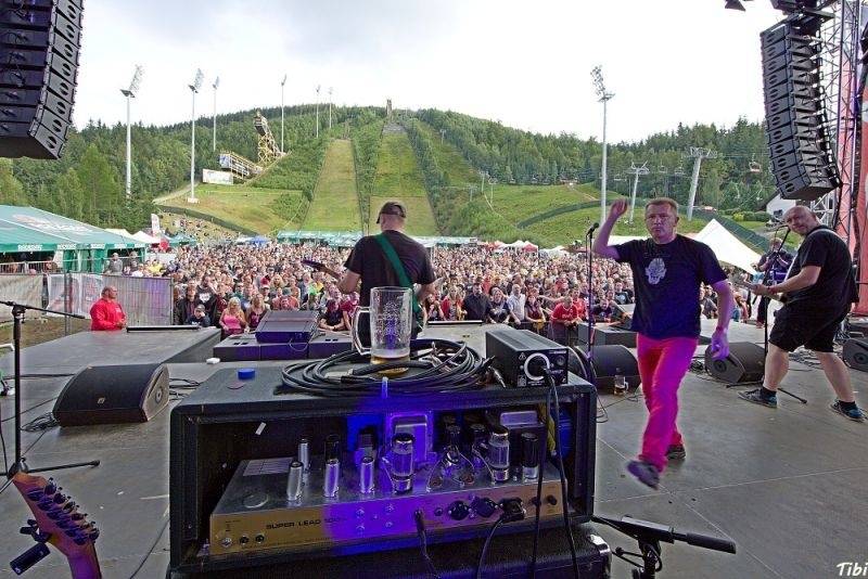 Keltská noc v Harrachově: Na doskočišti skokanského můstku řádili Arakain i Tři sestry