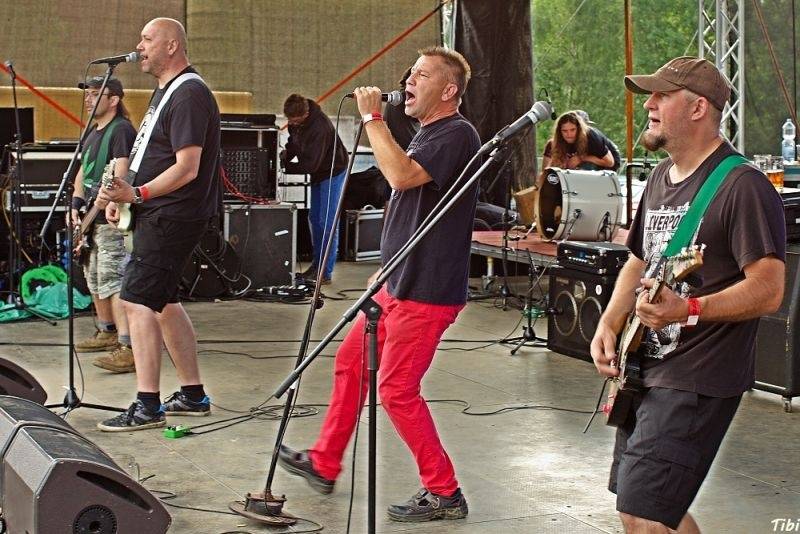 Keltská noc v Harrachově: Na doskočišti skokanského můstku řádili Arakain i Tři sestry