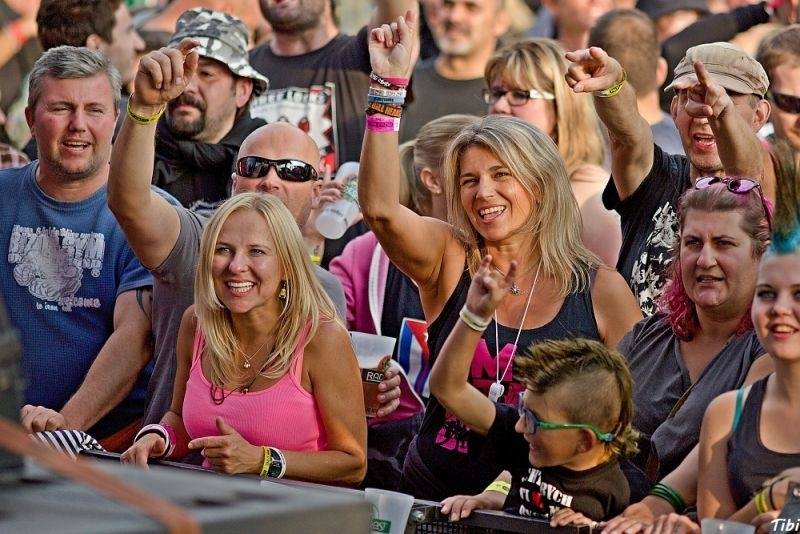 Keltská noc v Harrachově: Na doskočišti skokanského můstku řádili Arakain i Tři sestry