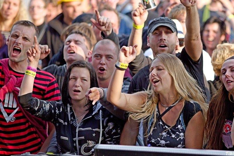 Keltská noc v Harrachově: Na doskočišti skokanského můstku řádili Arakain i Tři sestry