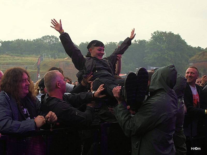 V Josefově běsní metalisté. Brutal Assault začal v blátě a zimě