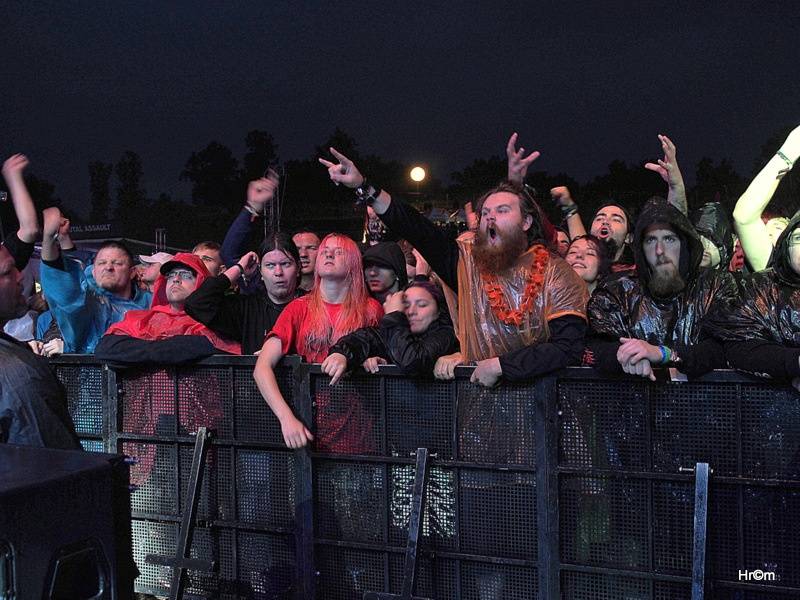 V Josefově běsní metalisté. Brutal Assault začal v blátě a zimě