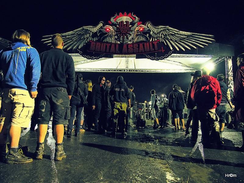 V Josefově běsní metalisté. Brutal Assault začal v blátě a zimě