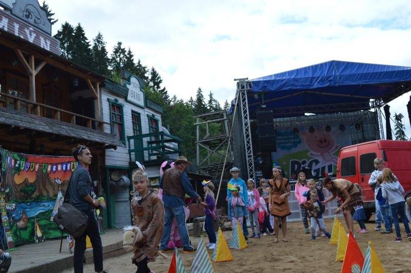 Léto lásky si podmanilo Šiklův mlýn. Fanoušky bavili Ewa Farna, Chinaski, Slza i Jelen