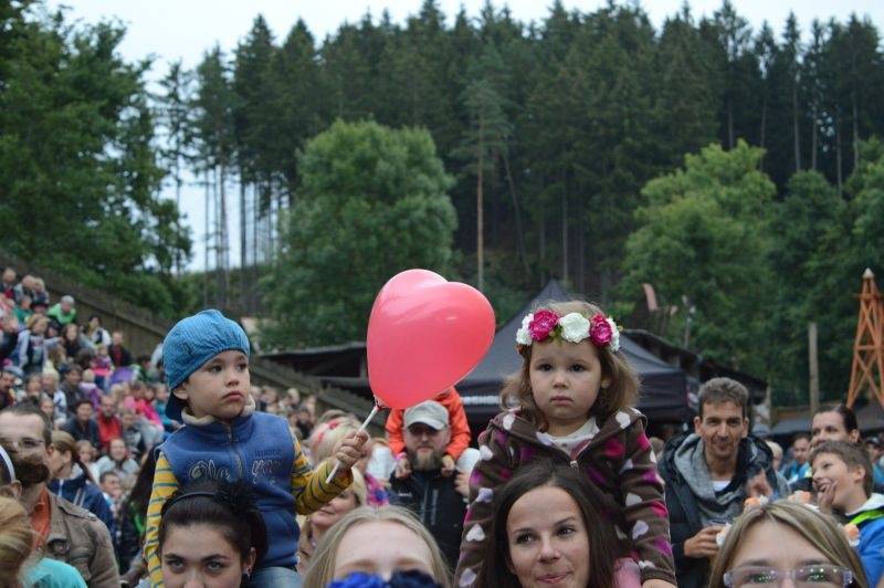 Léto lásky si podmanilo Šiklův mlýn. Fanoušky bavili Ewa Farna, Chinaski, Slza i Jelen