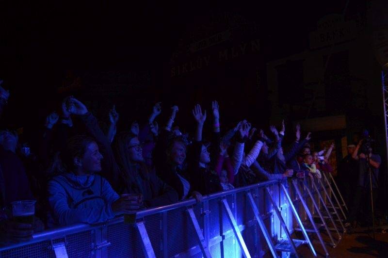 Léto lásky si podmanilo Šiklův mlýn. Fanoušky bavili Ewa Farna, Chinaski, Slza i Jelen