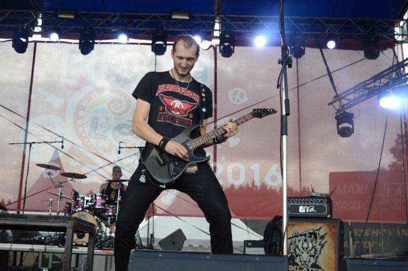 Léto lásky si podmanilo Šiklův mlýn. Fanoušky bavili Ewa Farna, Chinaski, Slza i Jelen