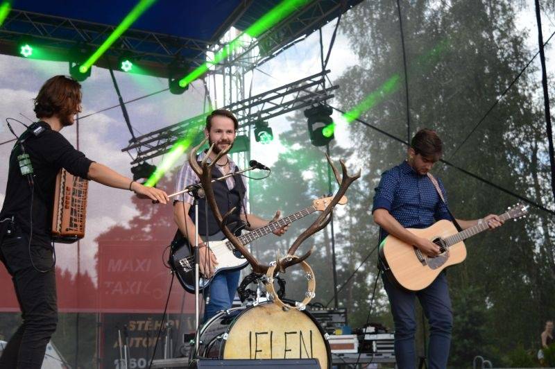 Léto lásky si podmanilo Šiklův mlýn. Fanoušky bavili Ewa Farna, Chinaski, Slza i Jelen