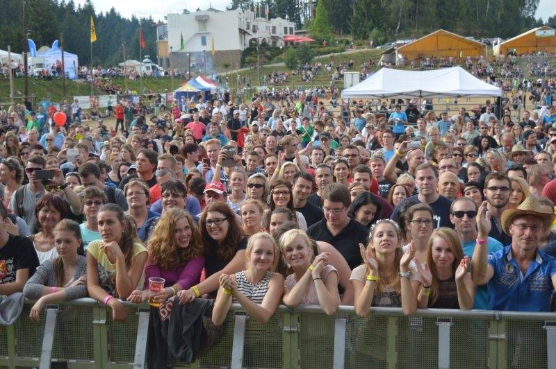 Léto lásky si podmanilo Šiklův mlýn. Fanoušky bavili Ewa Farna, Chinaski, Slza i Jelen