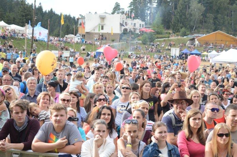 Léto lásky si podmanilo Šiklův mlýn. Fanoušky bavili Ewa Farna, Chinaski, Slza i Jelen