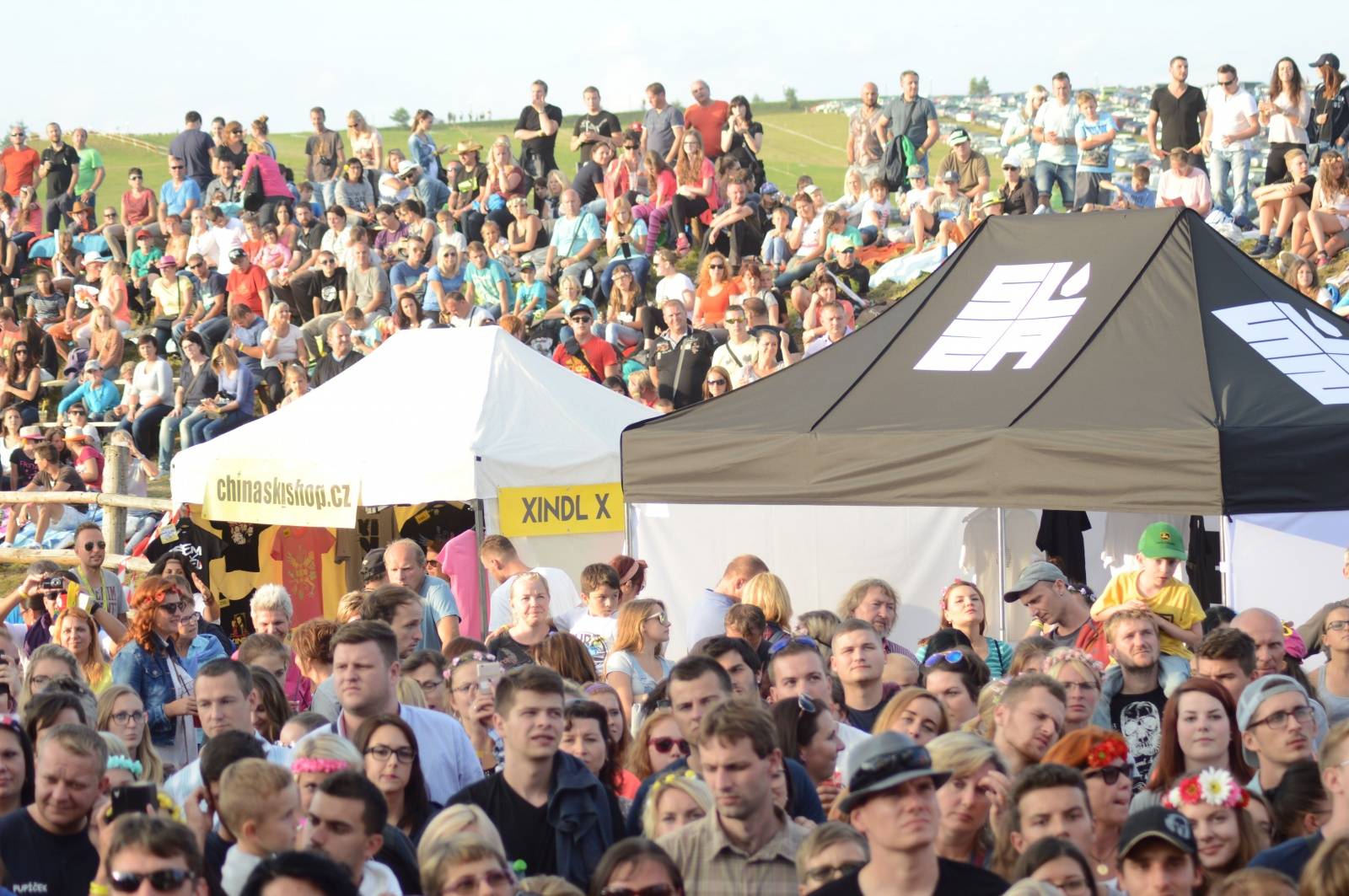 Léto lásky si podmanilo Šiklův mlýn. Fanoušky bavili Ewa Farna, Chinaski, Slza i Jelen