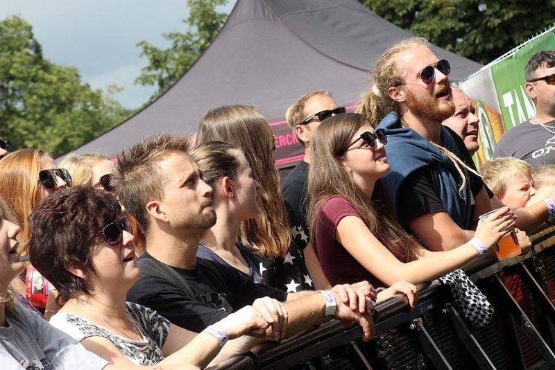 Hrady CZ se přesunuly na Moravu. Kabát, UDG i Rybičky 48 buráceli pod hradem Veveří