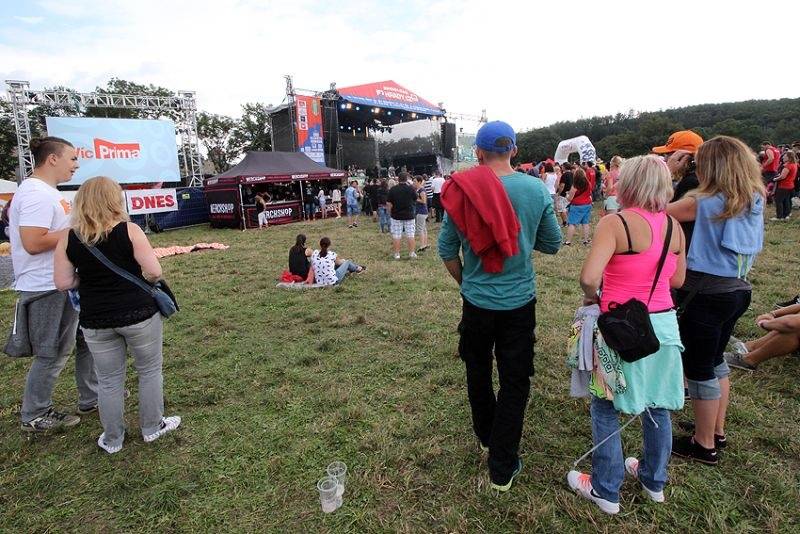 Hrady CZ se přesunuly na Moravu. Kabát, UDG i Rybičky 48 buráceli pod hradem Veveří