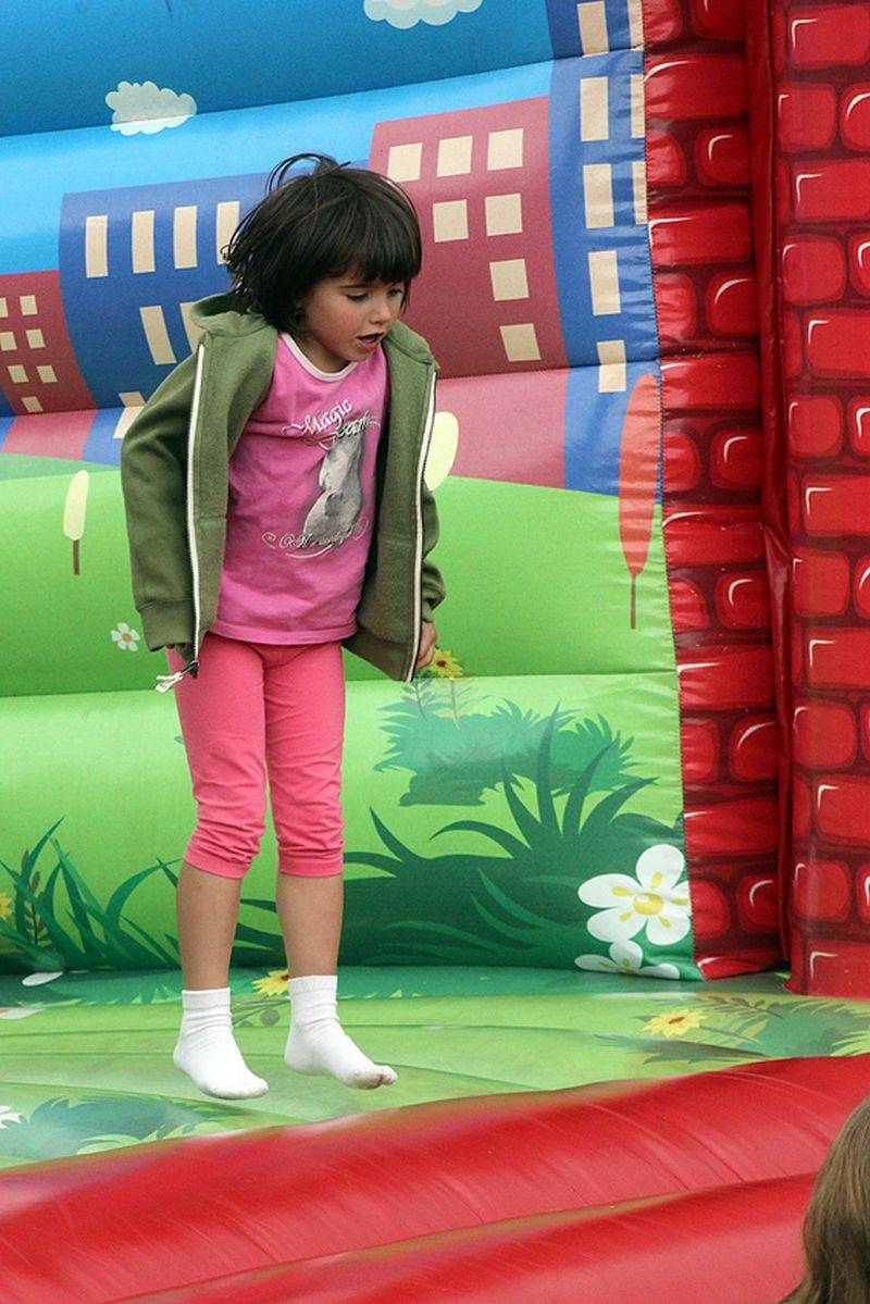 Hrady CZ se přesunuly na Moravu. Kabát, UDG i Rybičky 48 buráceli pod hradem Veveří