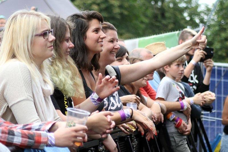 Hrady CZ se přesunuly na Moravu. Kabát, UDG i Rybičky 48 buráceli pod hradem Veveří