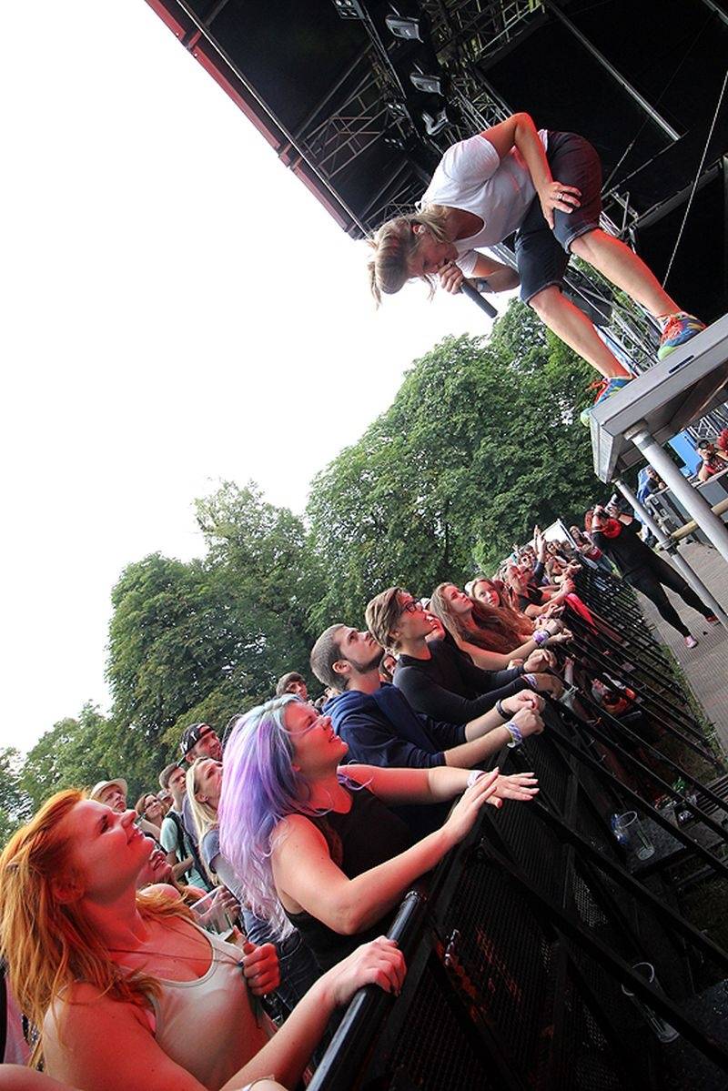 Hrady CZ se přesunuly na Moravu. Kabát, UDG i Rybičky 48 buráceli pod hradem Veveří