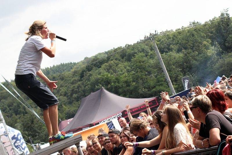 Hrady CZ se přesunuly na Moravu. Kabát, UDG i Rybičky 48 buráceli pod hradem Veveří