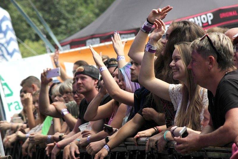 Hrady CZ se přesunuly na Moravu. Kabát, UDG i Rybičky 48 buráceli pod hradem Veveří