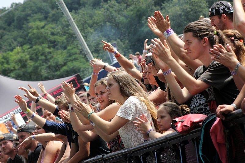 Hrady CZ se přesunuly na Moravu. Kabát, UDG i Rybičky 48 buráceli pod hradem Veveří