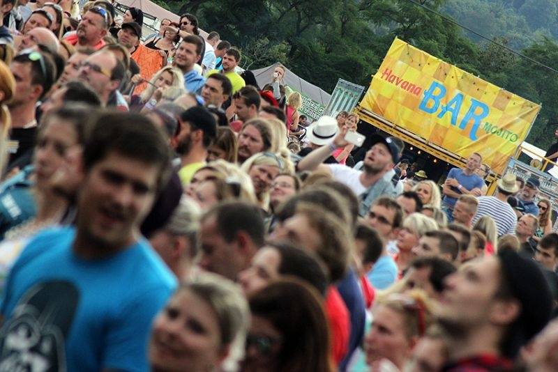 Hrady CZ se přesunuly na Moravu. Kabát, UDG i Rybičky 48 buráceli pod hradem Veveří