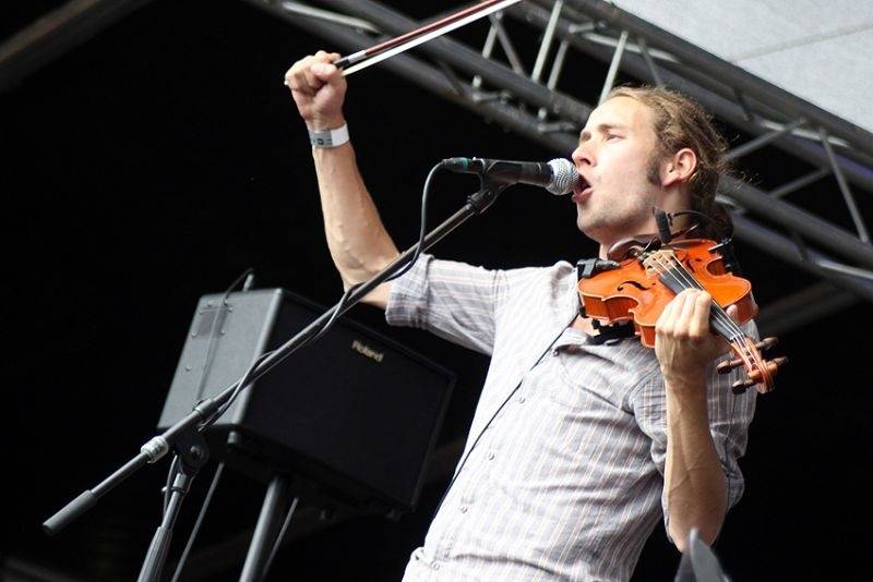 Hrady CZ se přesunuly na Moravu. Kabát, UDG i Rybičky 48 buráceli pod hradem Veveří