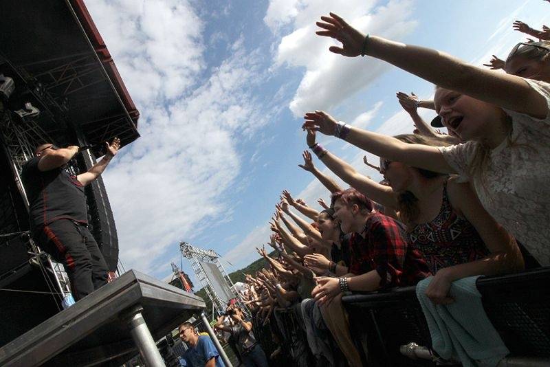 Hrady CZ se přesunuly na Moravu. Kabát, UDG i Rybičky 48 buráceli pod hradem Veveří