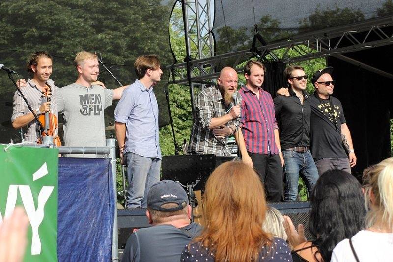 Hrady CZ se přesunuly na Moravu. Kabát, UDG i Rybičky 48 buráceli pod hradem Veveří