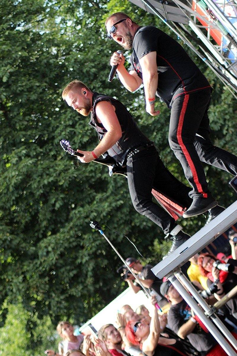 Hrady CZ se přesunuly na Moravu. Kabát, UDG i Rybičky 48 buráceli pod hradem Veveří