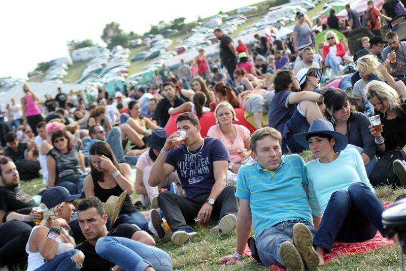 Hrady CZ se přesunuly na Moravu. Kabát, UDG i Rybičky 48 buráceli pod hradem Veveří