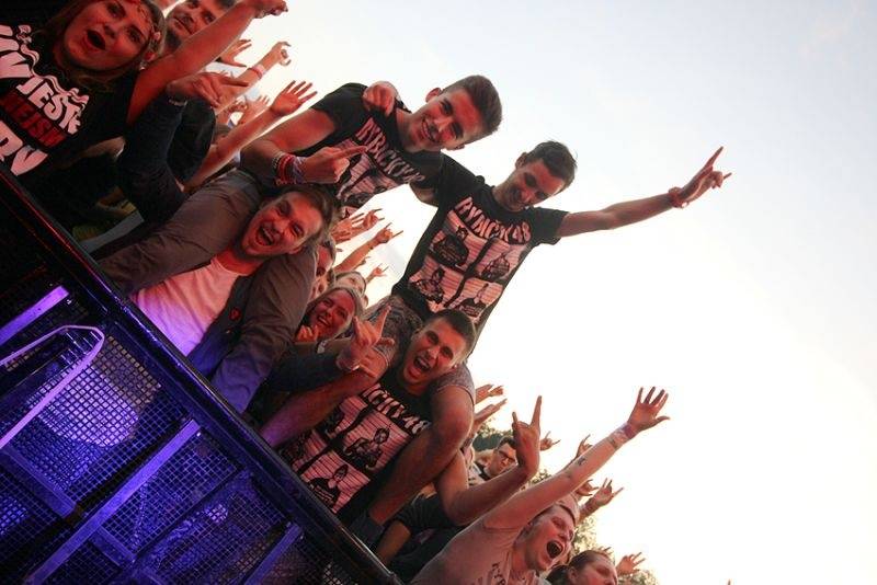 Hrady CZ se přesunuly na Moravu. Kabát, UDG i Rybičky 48 buráceli pod hradem Veveří