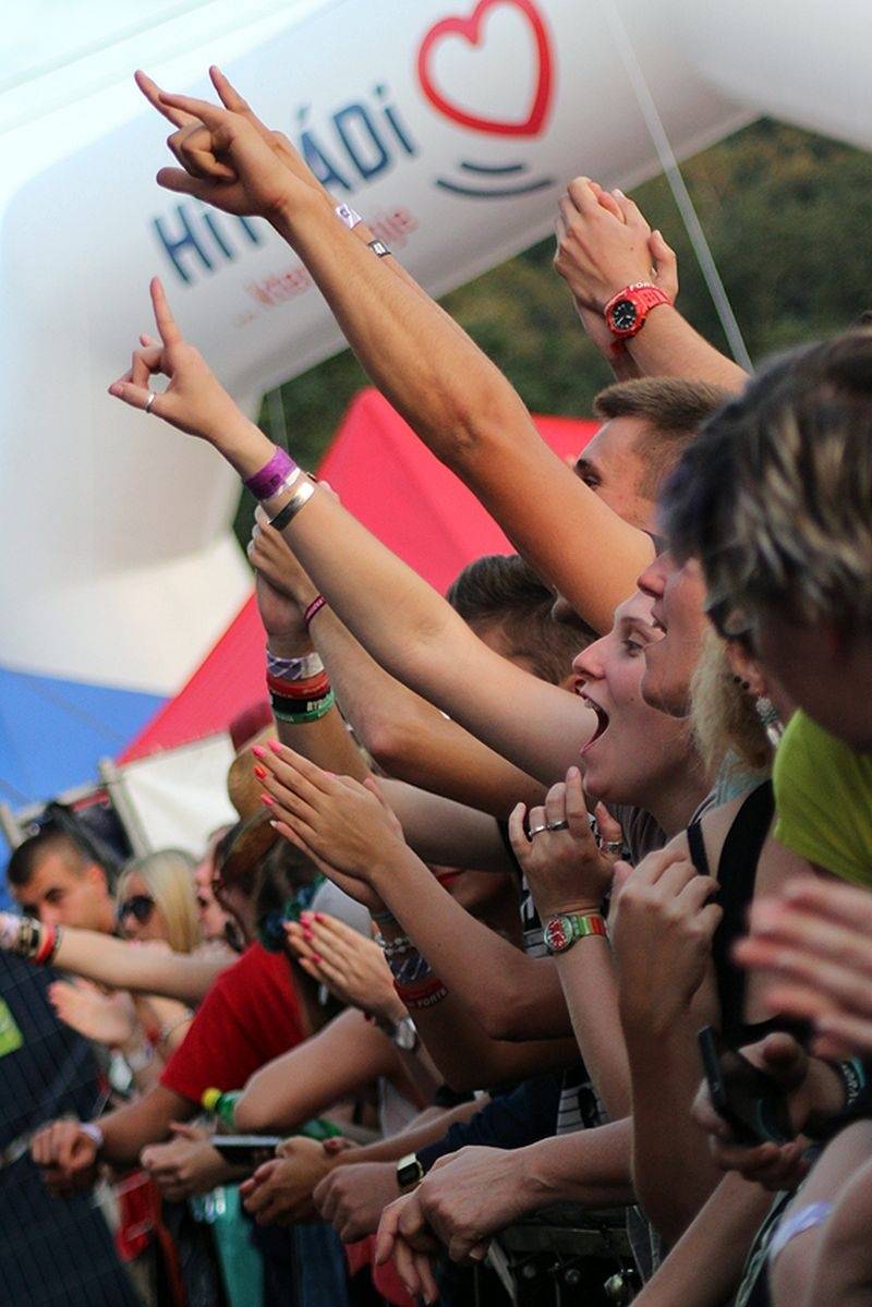 Hrady CZ se přesunuly na Moravu. Kabát, UDG i Rybičky 48 buráceli pod hradem Veveří