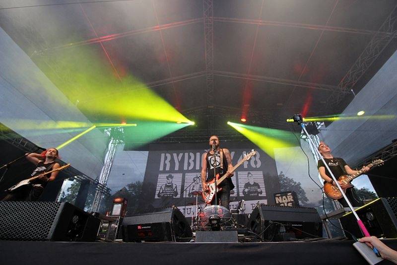 Hrady CZ se přesunuly na Moravu. Kabát, UDG i Rybičky 48 buráceli pod hradem Veveří