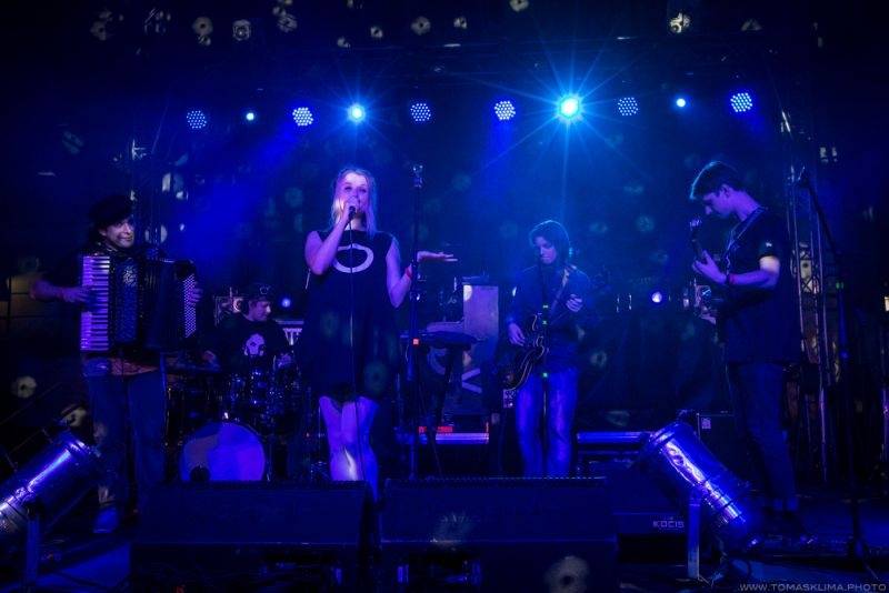 Swing Me Prague: Caravan Palace, Mydy Rabycad i Voila! electroswingovou jízdou rozhýbali Pragovku