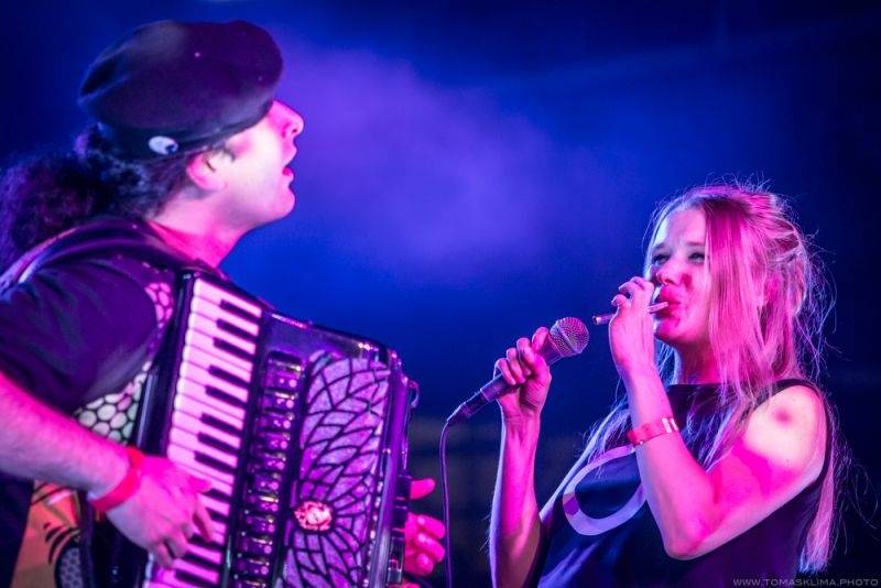 Swing Me Prague: Caravan Palace, Mydy Rabycad i Voila! electroswingovou jízdou rozhýbali Pragovku