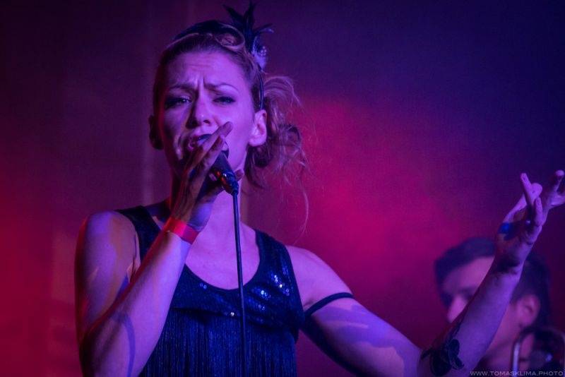 Swing Me Prague: Caravan Palace, Mydy Rabycad i Voila! electroswingovou jízdou rozhýbali Pragovku