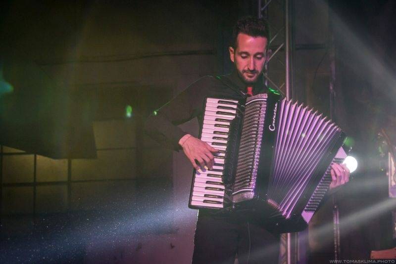 Swing Me Prague: Caravan Palace, Mydy Rabycad i Voila! electroswingovou jízdou rozhýbali Pragovku