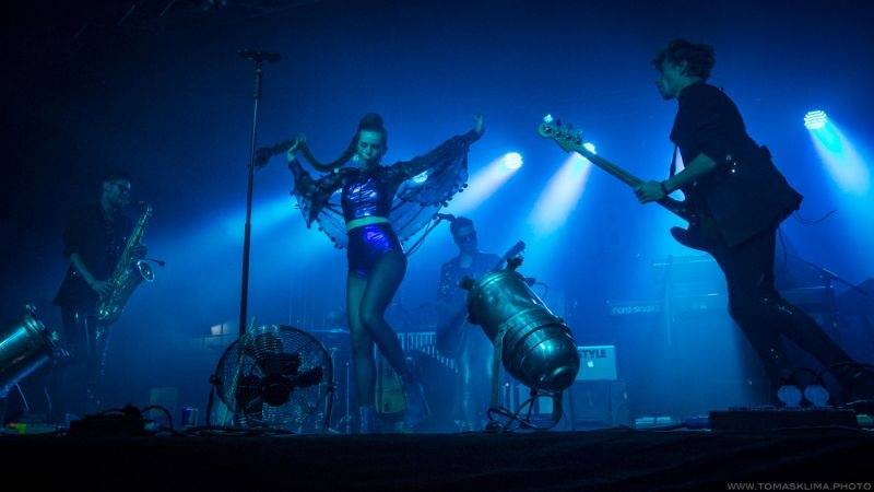 Swing Me Prague: Caravan Palace, Mydy Rabycad i Voila! electroswingovou jízdou rozhýbali Pragovku