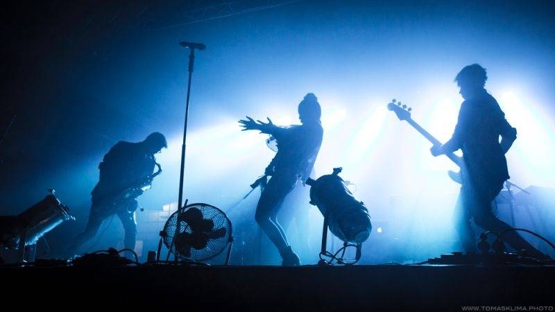 Swing Me Prague: Caravan Palace, Mydy Rabycad i Voila! electroswingovou jízdou rozhýbali Pragovku