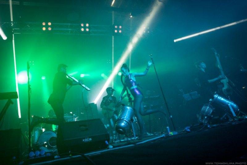 Swing Me Prague: Caravan Palace, Mydy Rabycad i Voila! electroswingovou jízdou rozhýbali Pragovku