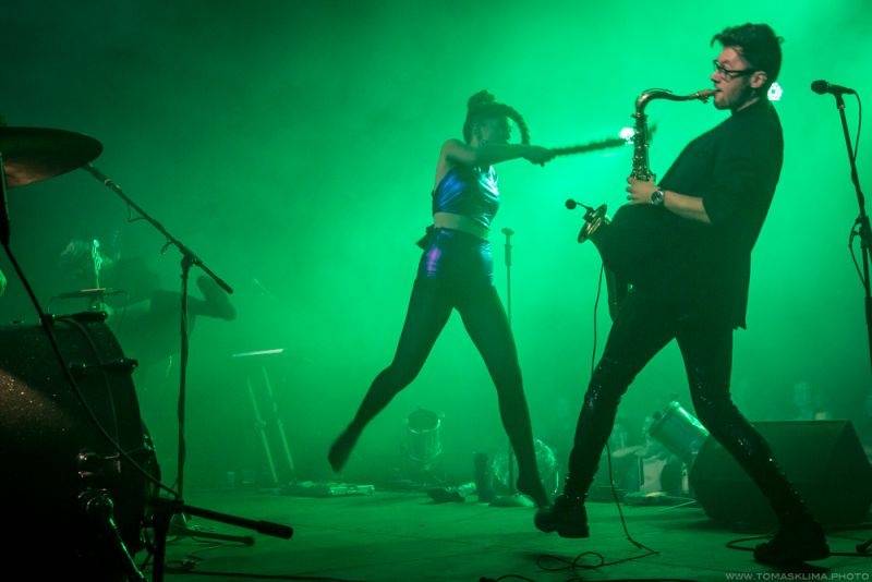 Swing Me Prague: Caravan Palace, Mydy Rabycad i Voila! electroswingovou jízdou rozhýbali Pragovku