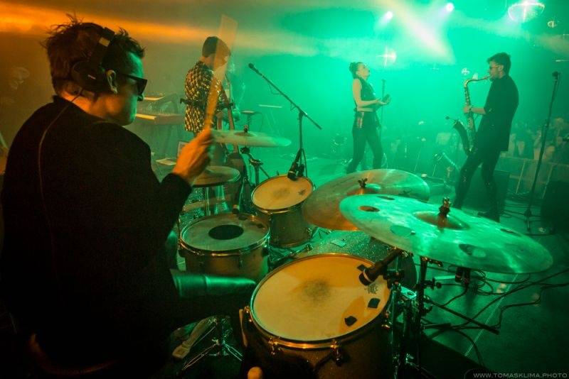 Swing Me Prague: Caravan Palace, Mydy Rabycad i Voila! electroswingovou jízdou rozhýbali Pragovku