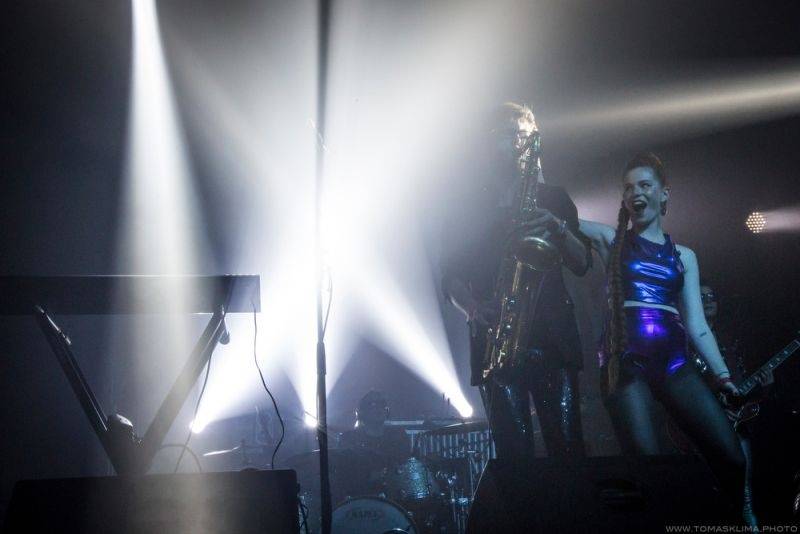 Swing Me Prague: Caravan Palace, Mydy Rabycad i Voila! electroswingovou jízdou rozhýbali Pragovku