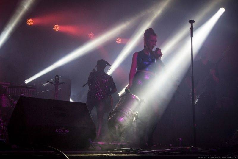 Swing Me Prague: Caravan Palace, Mydy Rabycad i Voila! electroswingovou jízdou rozhýbali Pragovku