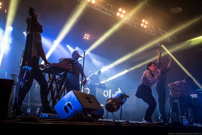 Swing Me Prague: Caravan Palace, Mydy Rabycad i Voila! electroswingovou jízdou rozhýbali Pragovku